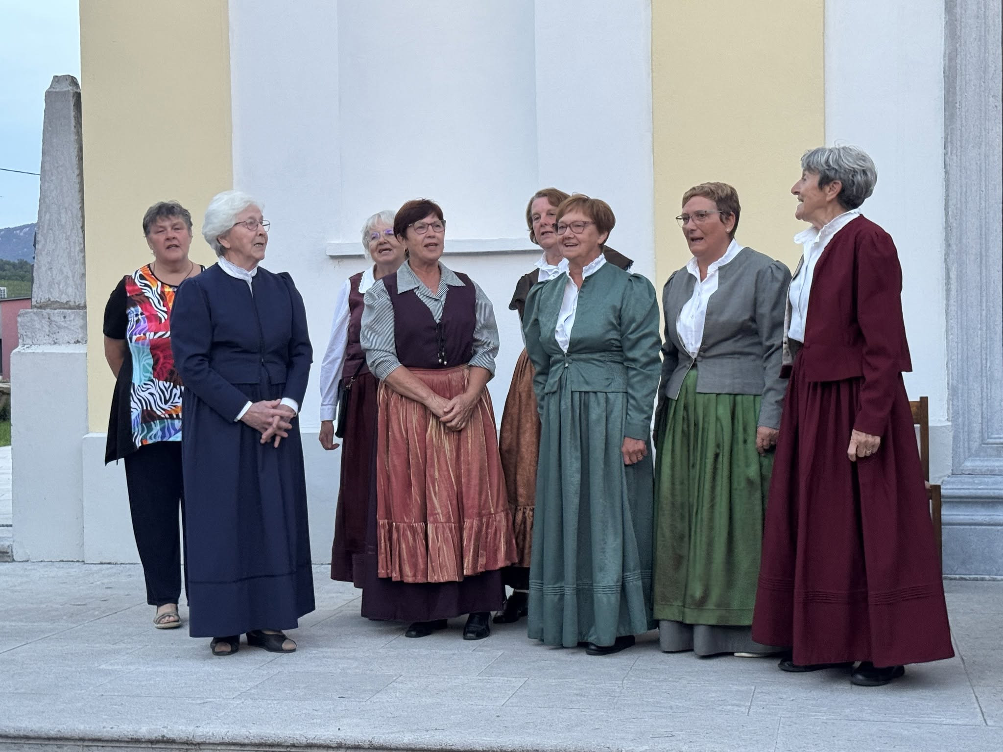 Dornberk - Kmečke žene in pevke v značilni noši so nas skupaj s fanti in možmi presenetile z ubranim petjem...