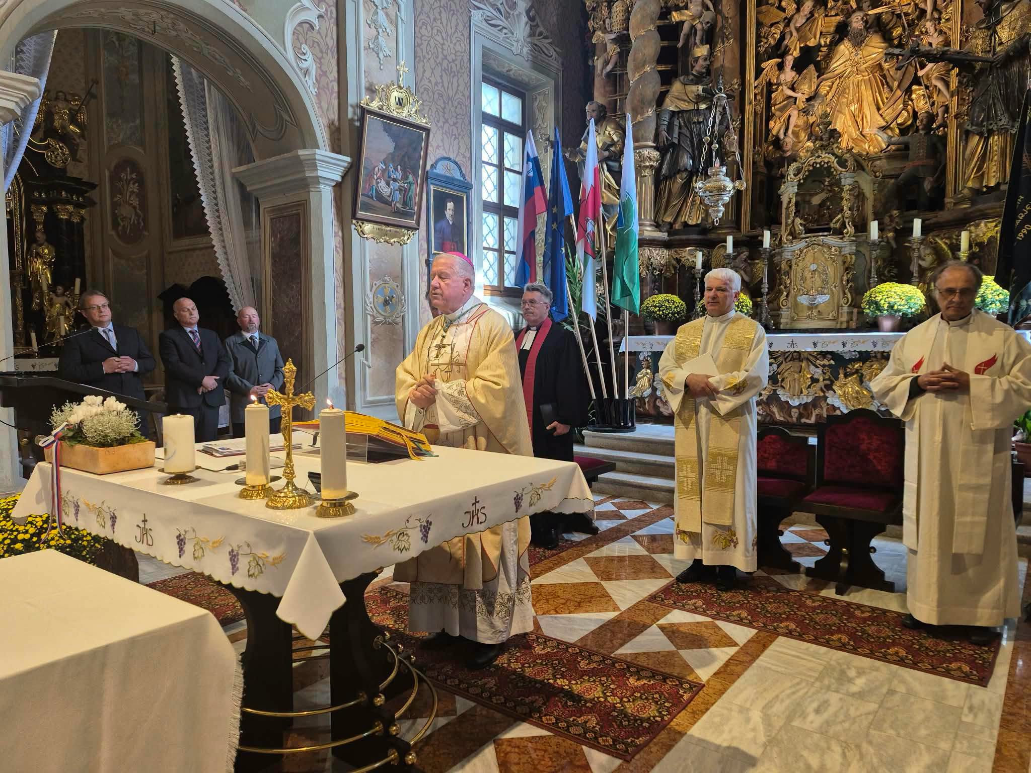 Mašo je daroval upokojeni beograjski nadškof Stanislav Hočevar
