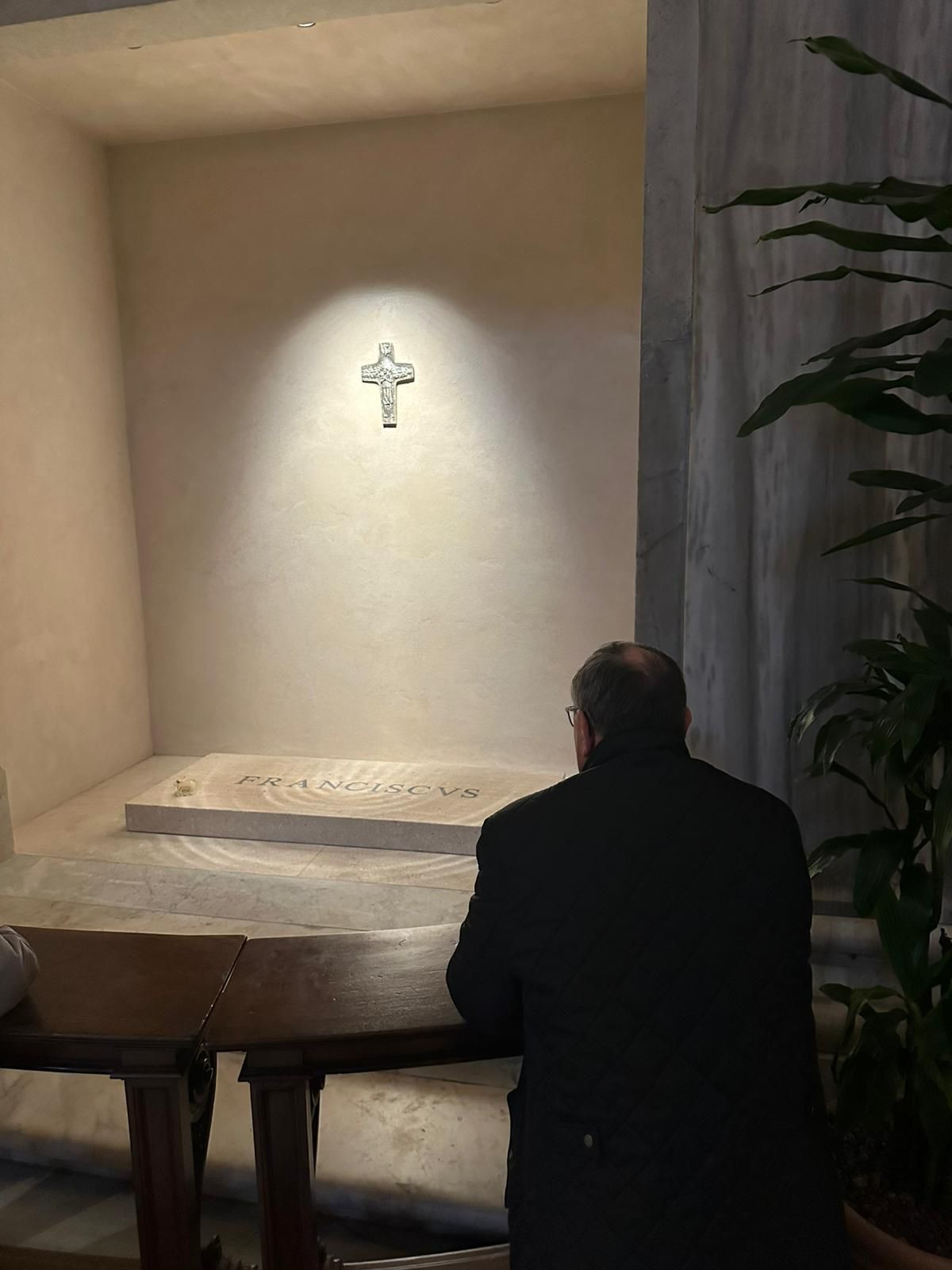 Na grobu papeža Frančiška