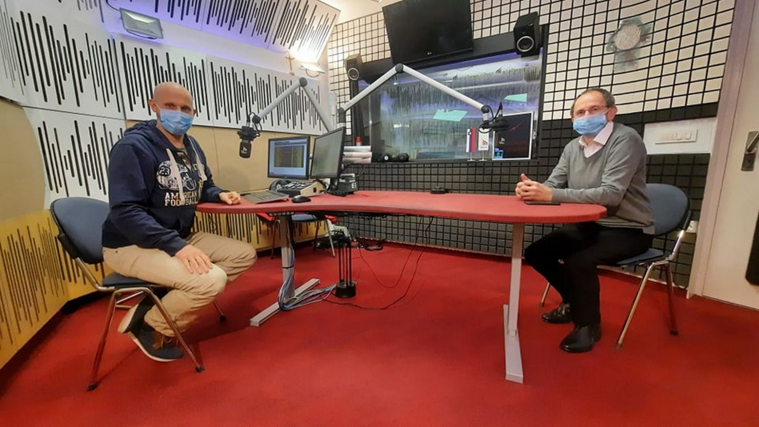 Voditelj Blaž Lesnik in gost p. Christian Gostečnik