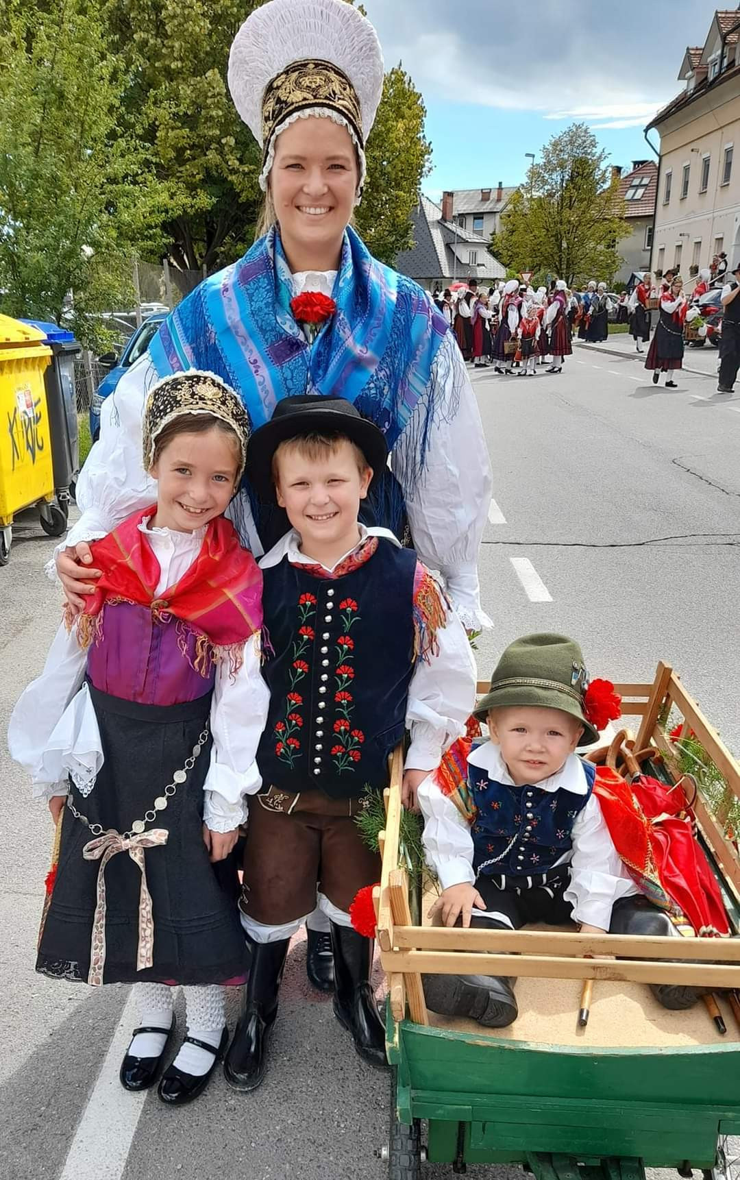 Kdaj smo starši otroke nehali vključevati v svoja življenja? Od kdaj so igralnice v nakupovalnih centrih polne majhnih otrok, ki so tam več ur sami, ker so njihovi starši v trgovini? 