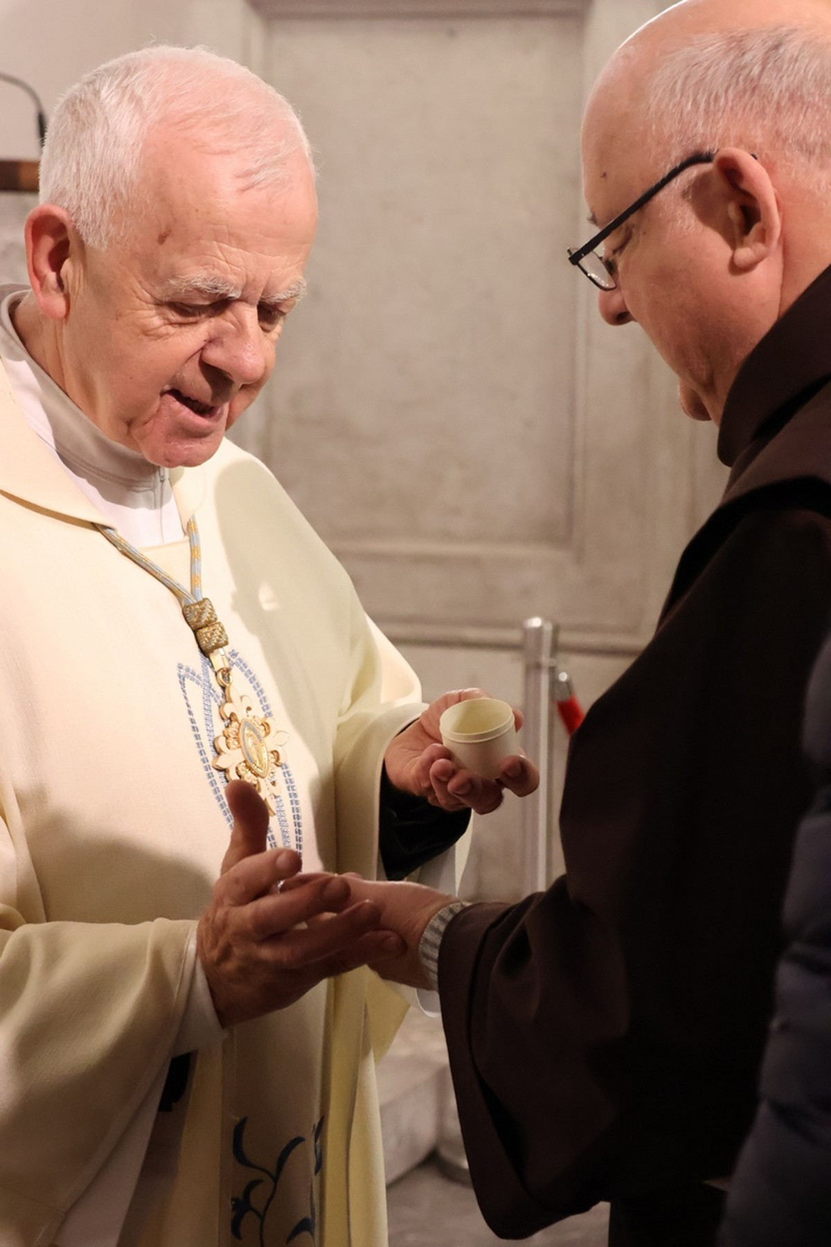 Bolniški duhovnik Miro Šlibar podeljuje bolniško maziljenje