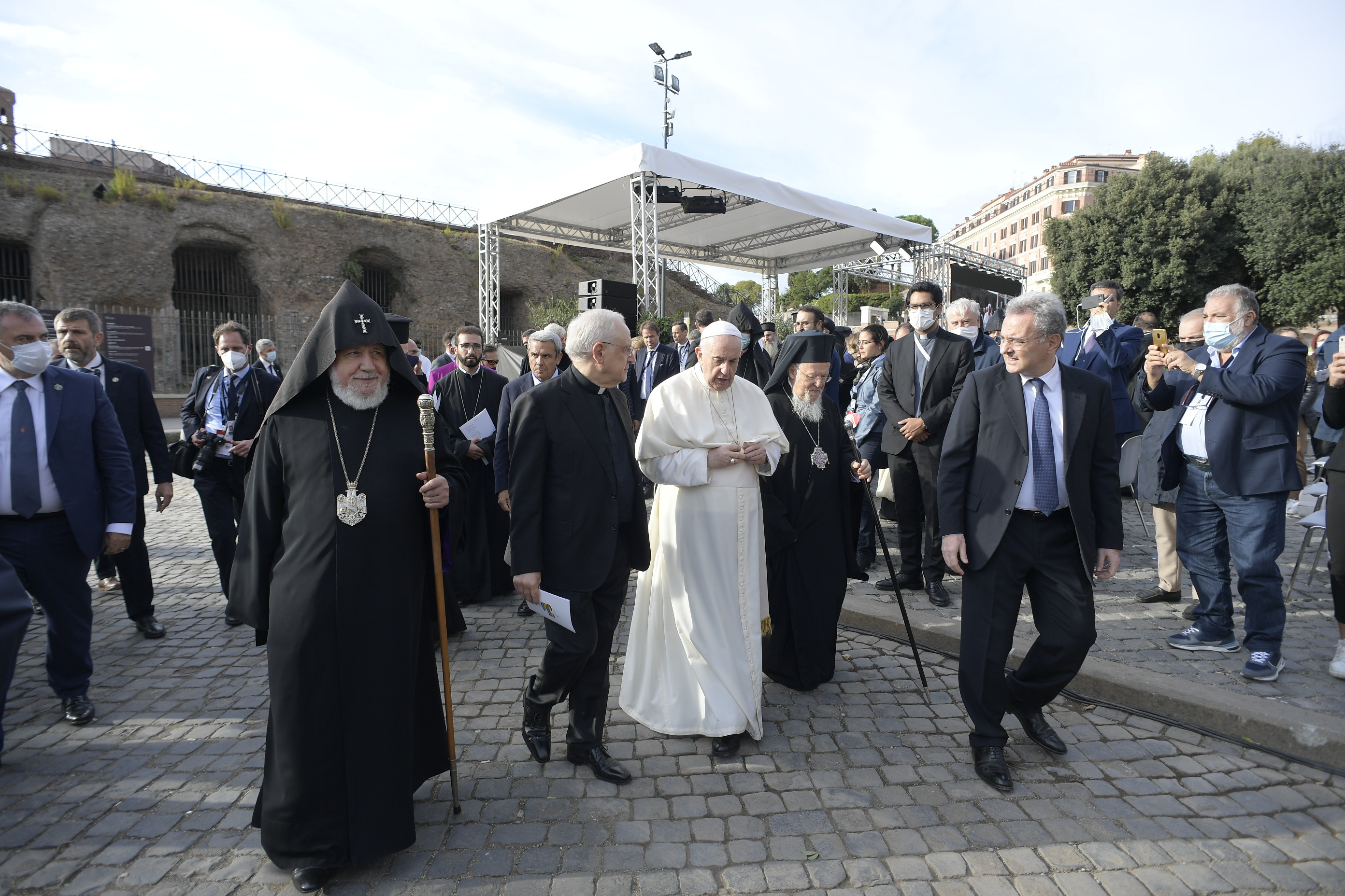 Verski voditelji na molitvi za mir pred rimskim Kolosejem