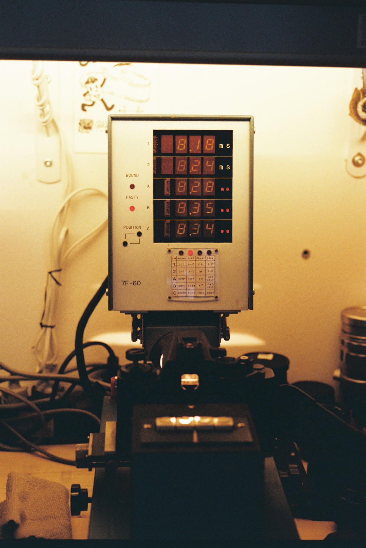 Popravilo analognih fotoaparatov zahteva številne veščine in dobro poznavanje mehanizmov 