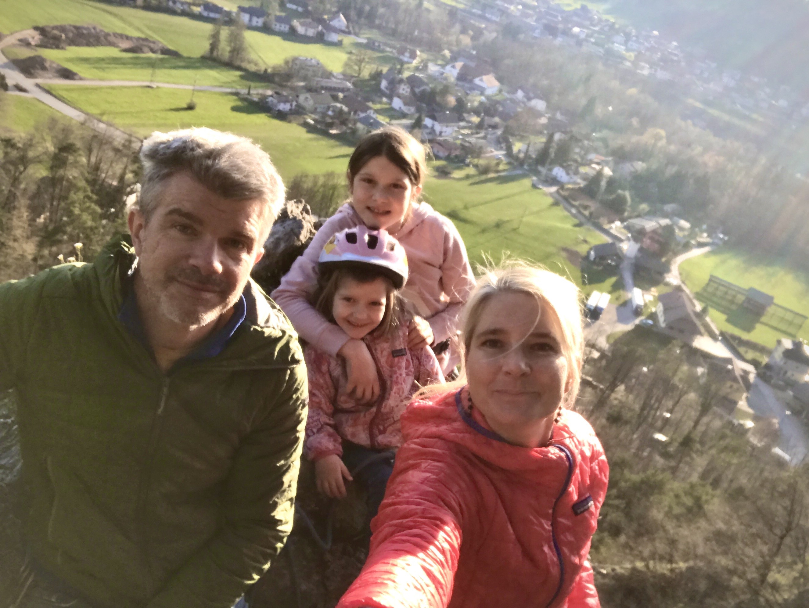 Foto spomin z družinskega plezanja na Turncu na Grmadi, takoj za hišo Jakofčičev