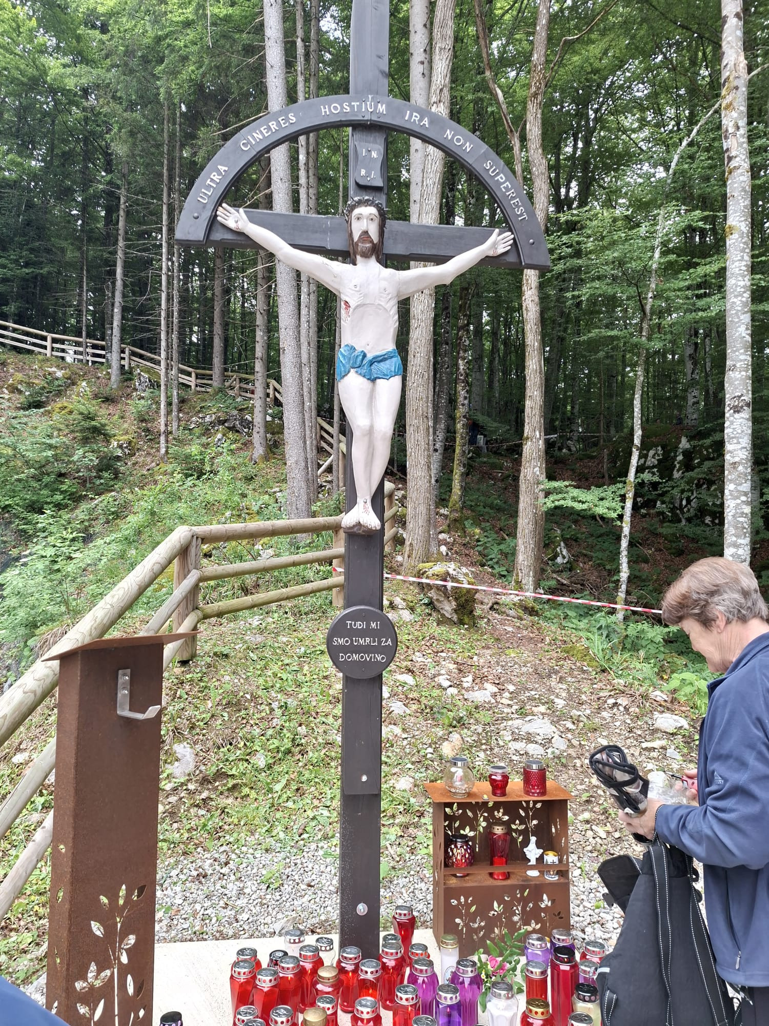 Znamenje ob robu brezna
