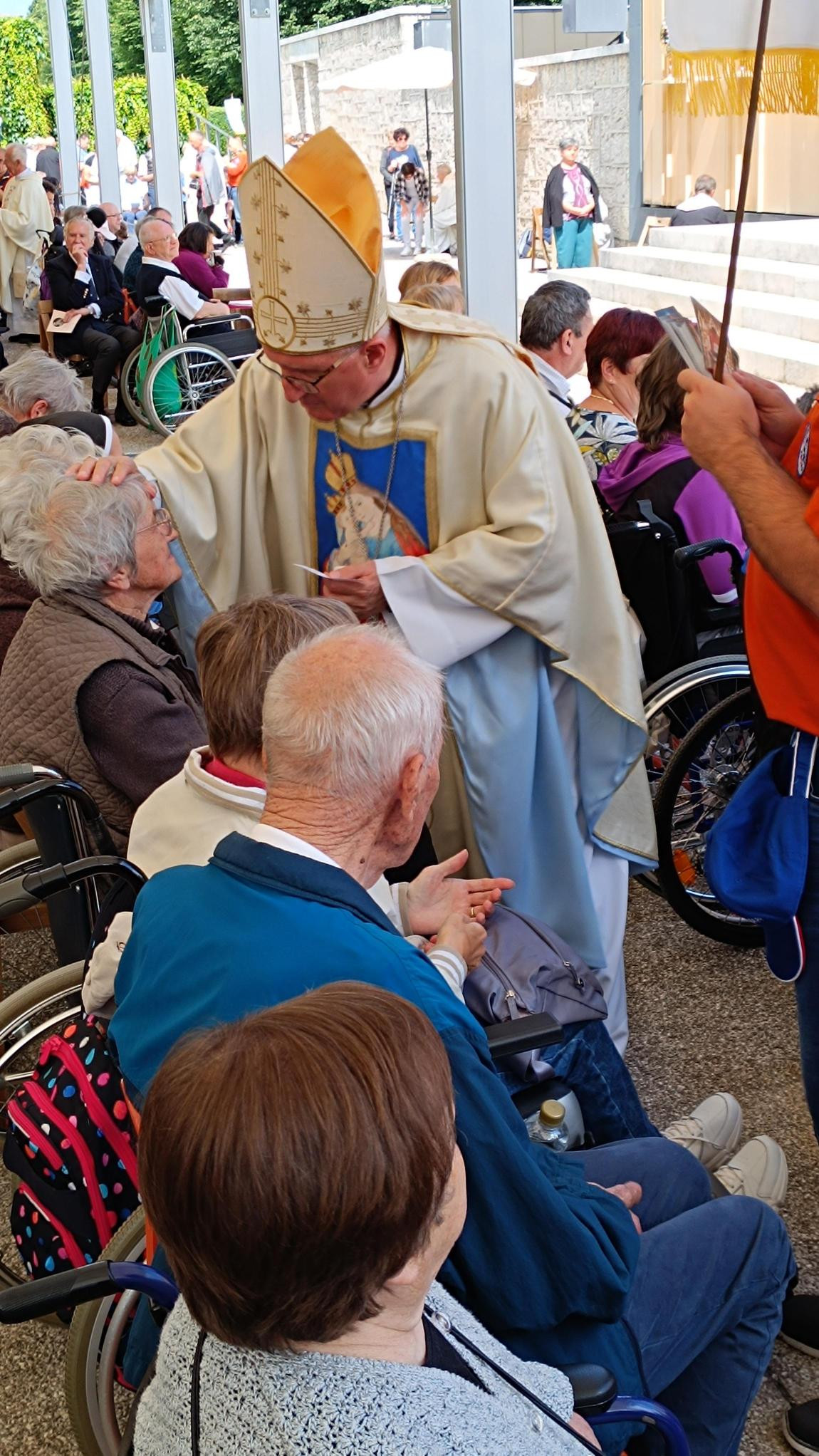 Med mašo je bila priložnost za bolniško maziljenje