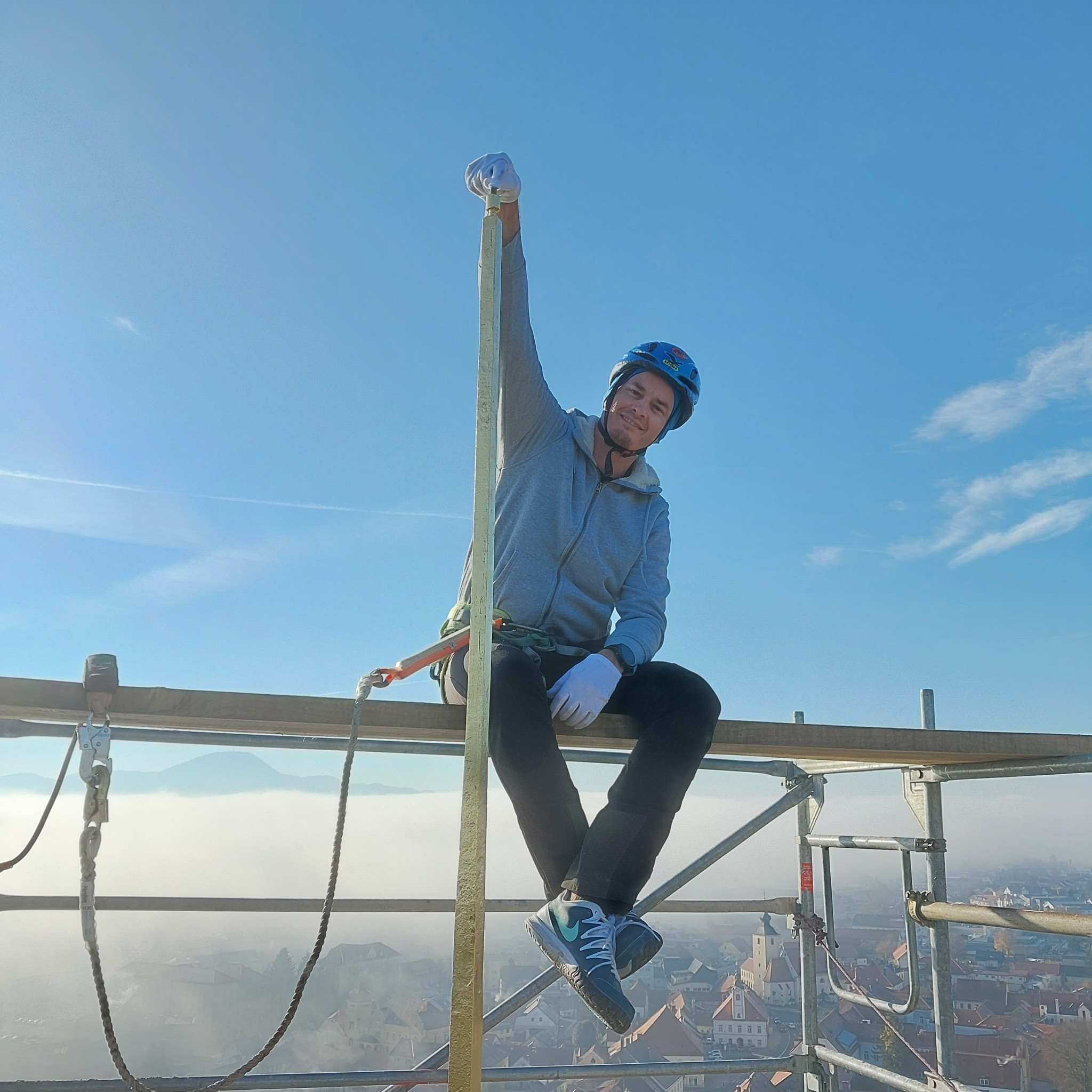 Župnik Jani Družovec na vrhu zvonika