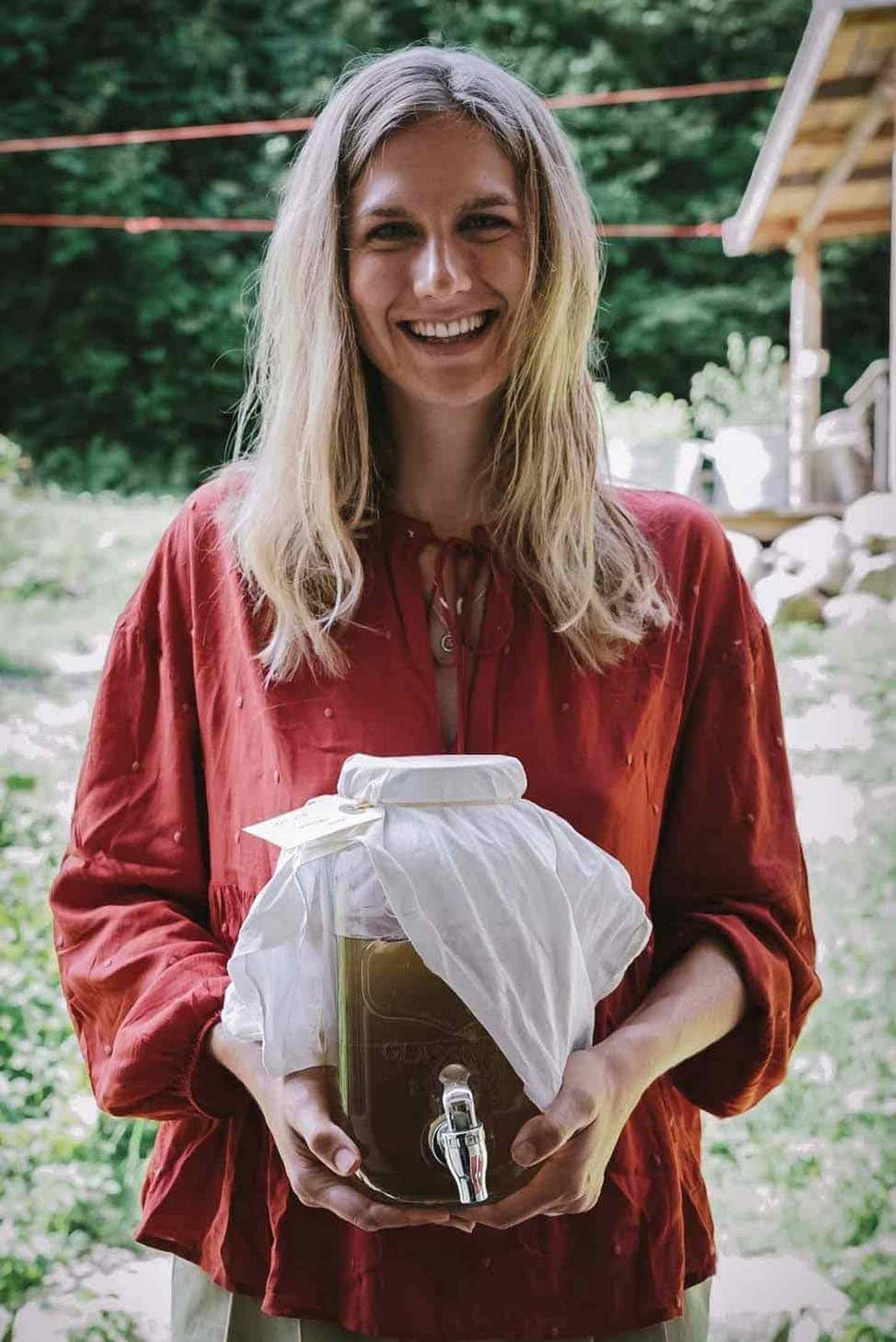 Tereza ki v rokah drži probiotično, zdravo in okusno fermentirano dobroto