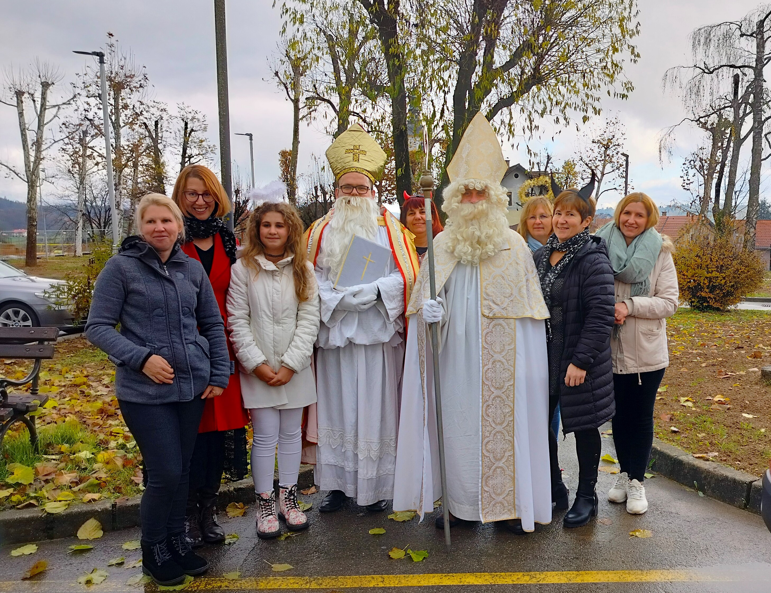 Oskrbovalke starejših z Miklavžema