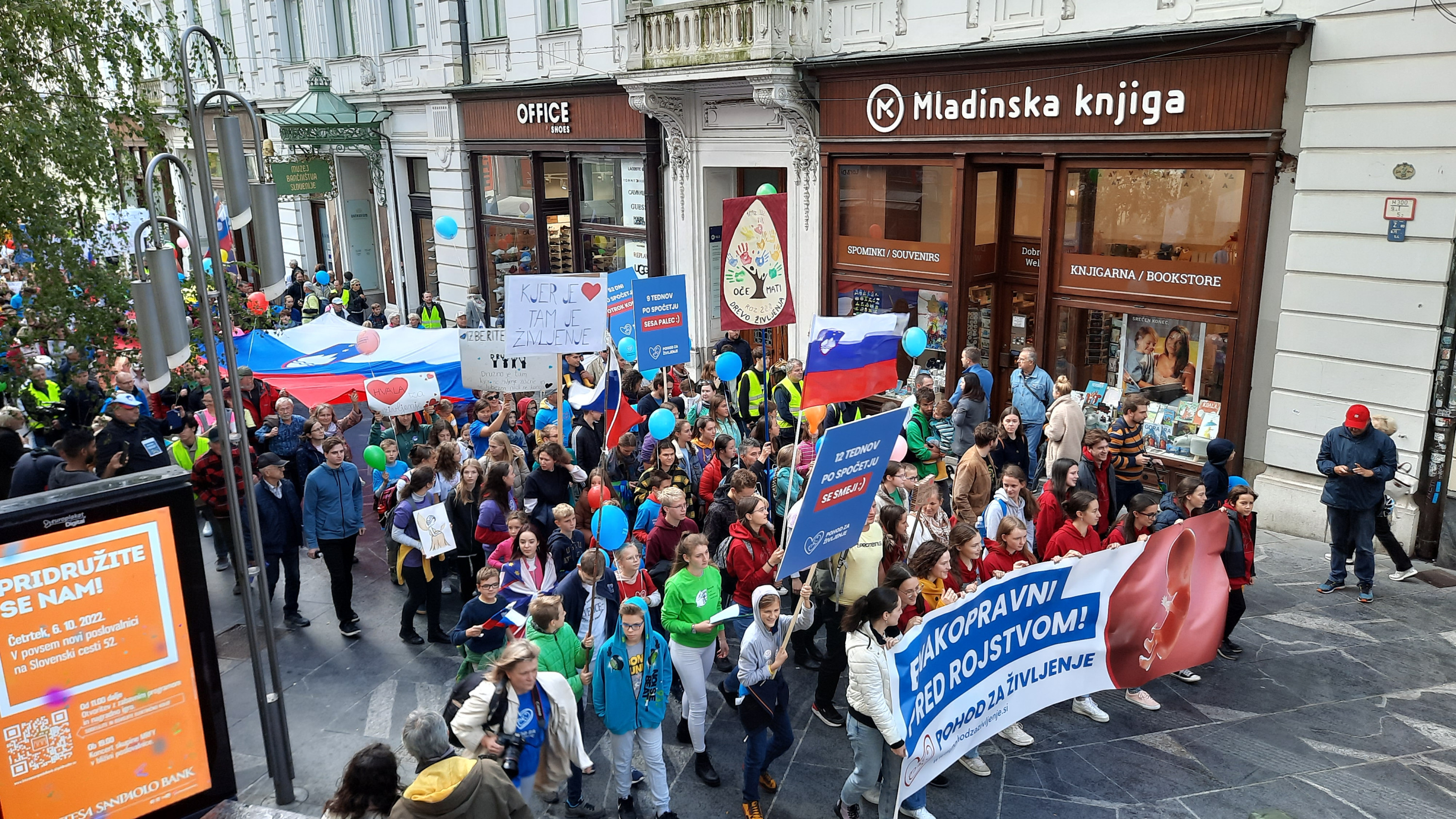 Vrhunec Pohoda za življenje je bil pohod od Prešernovega trga mimo državnega zbora ter do vlade.