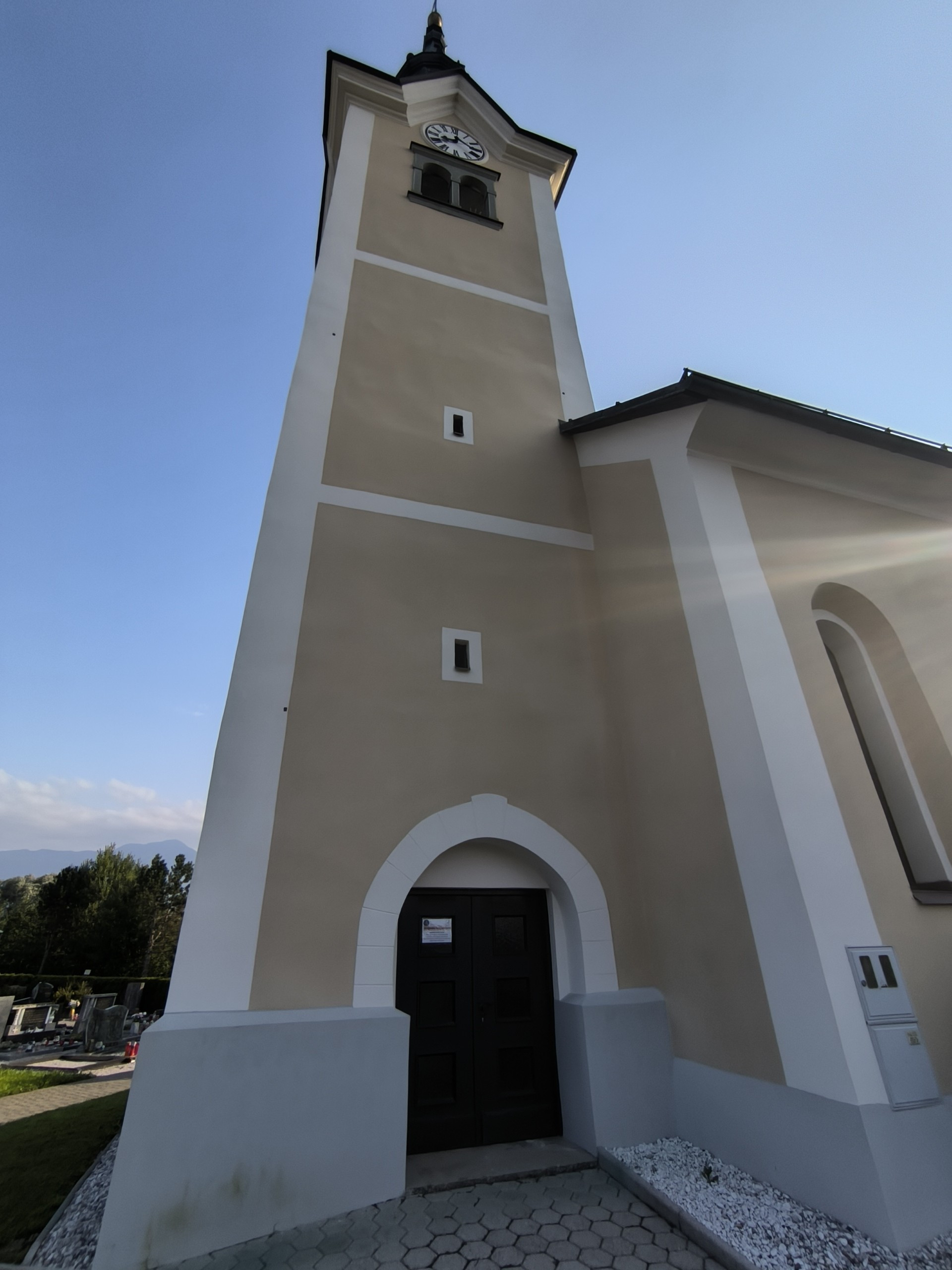 Misijonska knjigobežnica je pod zvonikom sv. Lovrenca