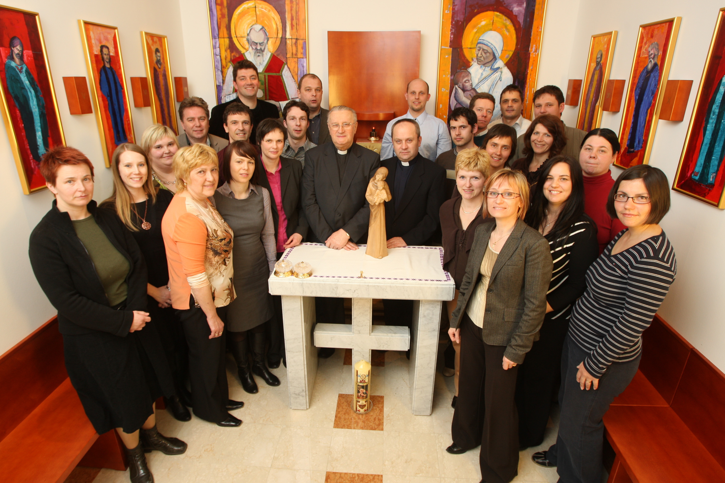 Sodelavci z urednikom in direktorjem leta 2009
