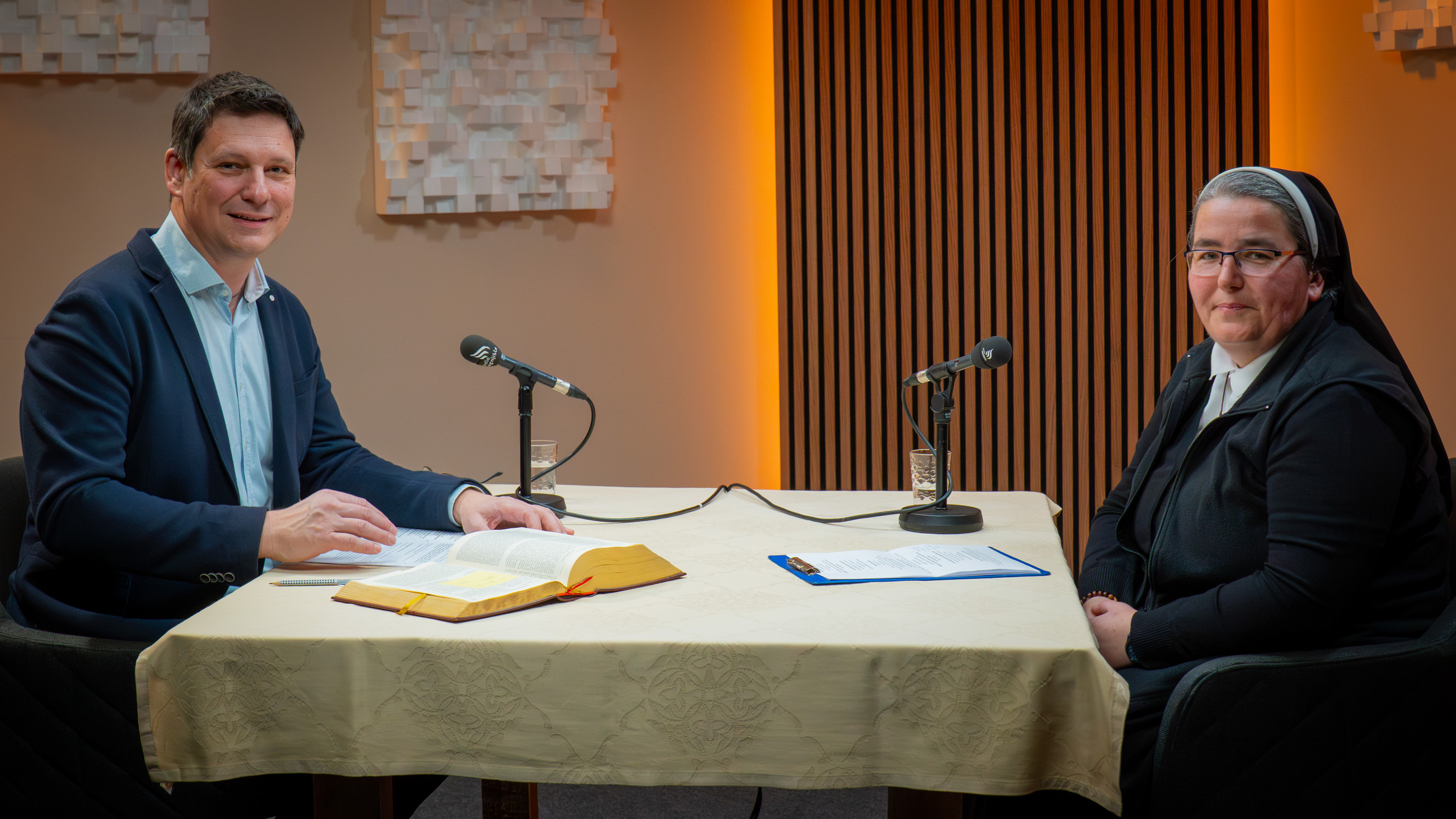 Voditelj Matjaž Merljak in gostja, s. Tina Dajčer