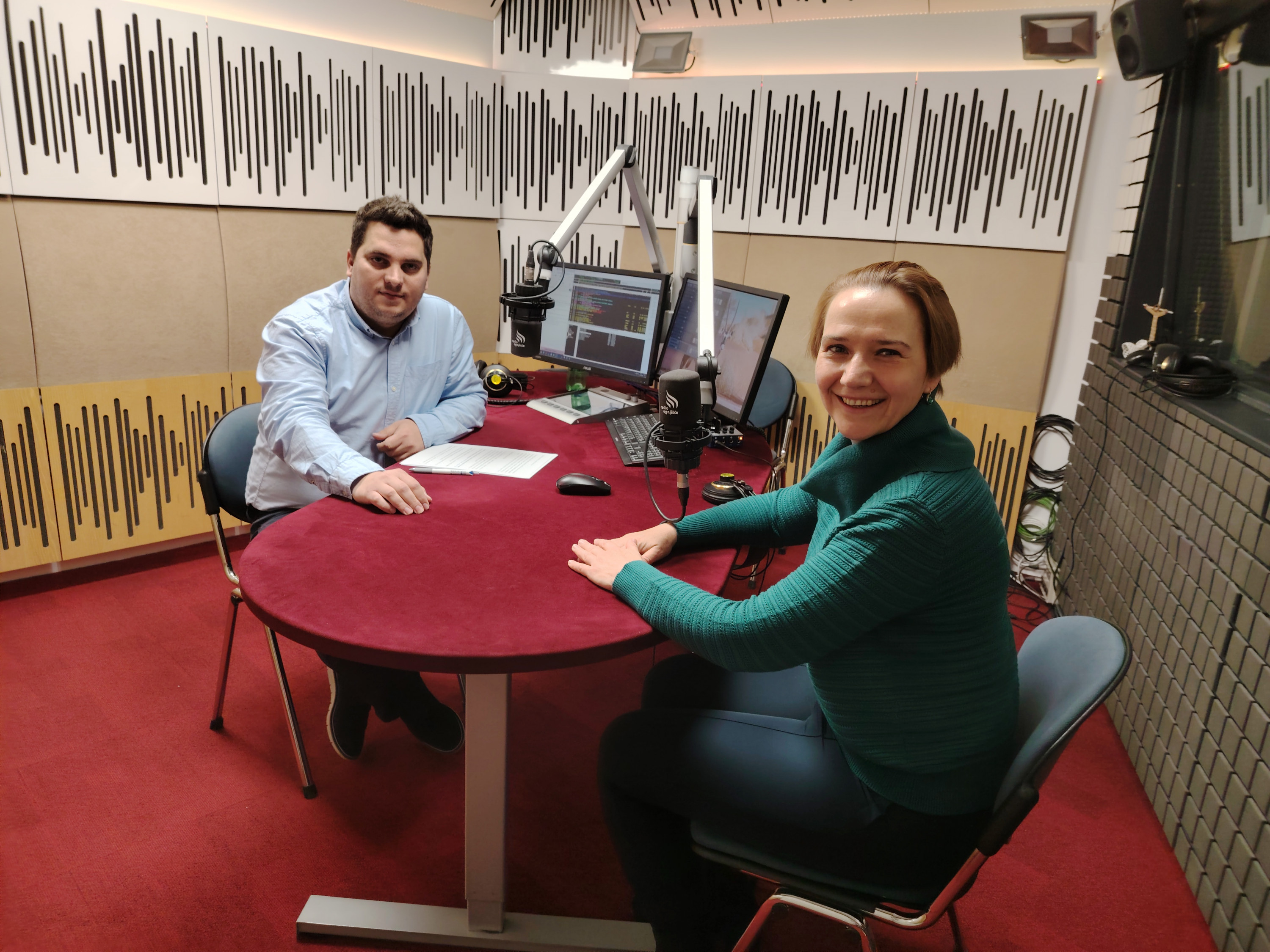 Dr. Tina Bregant v pogovoru z novinarjem Andrejem Šinkom v studiu Svetovalnice 