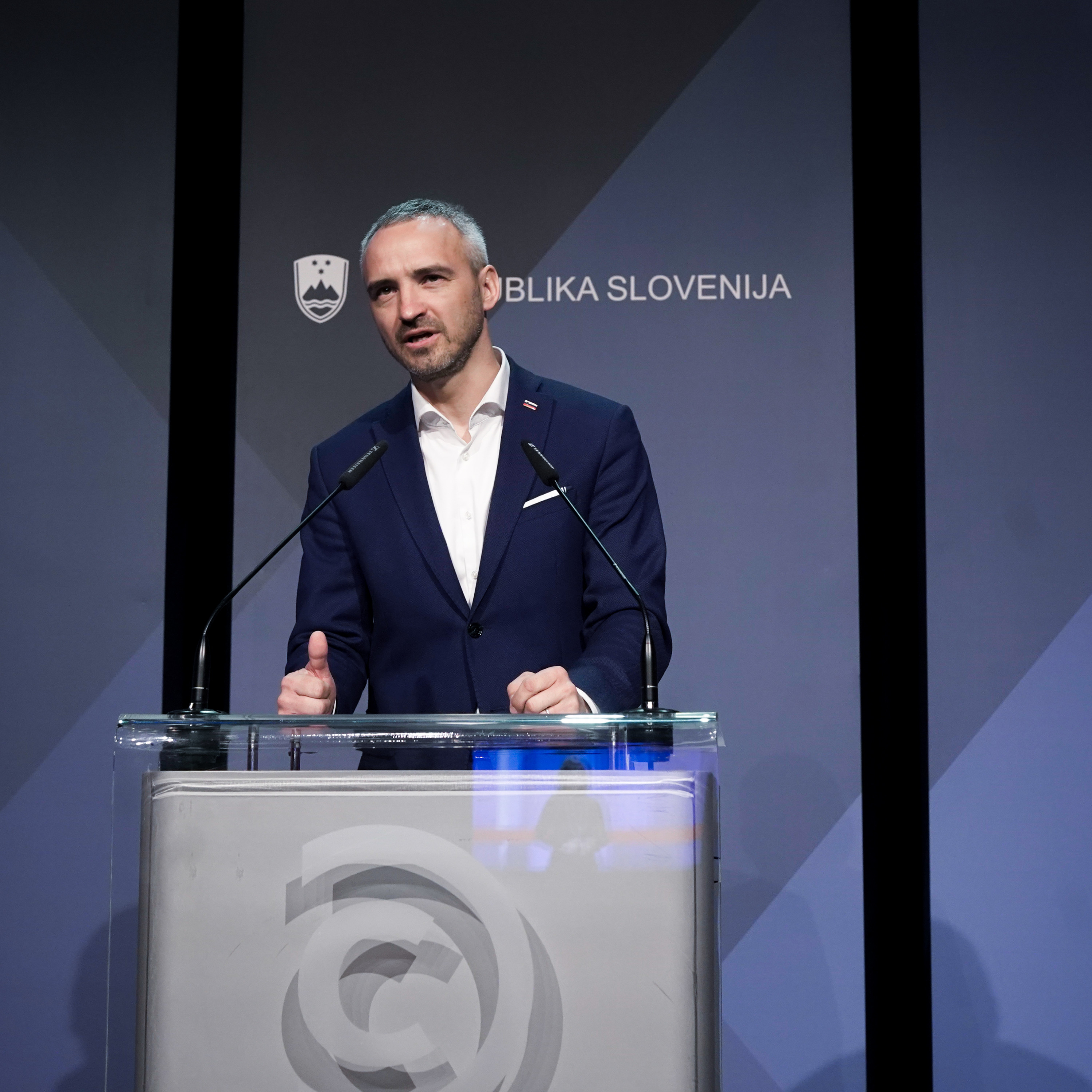 Minister za delo, druzino, socialne zadeve in enake moznosti Janez Cigler Kralj.