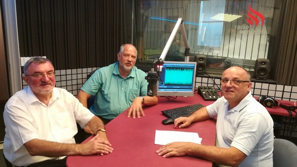 Gosta v oddaji p. Ciril Božič in Andrej Šter z novinarjm Tonetom Gorjupom 