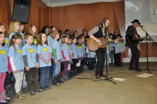 Vlado Kreslin z zborčkoma - uradna himna projekta - Okna na stežaj