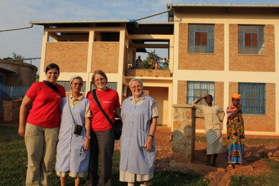Jana Lampe, s. Sylvie Tosion, Mojca Urh, s. Bogdana Kavčič pred porodnišnico v kraju Ruzo v Burundiju