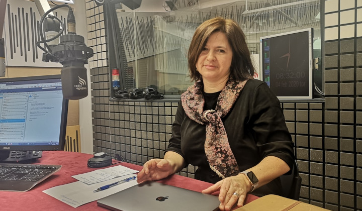 Dr. Helena Dobrovoljc je že bila naša gostja. Tokrat smo jo gostili na daljavo, prek povezave Skype.