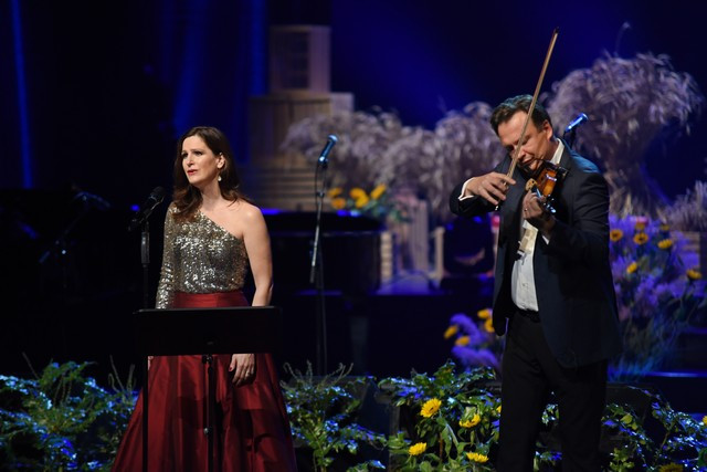 Manca Izmajlova in Benjamin Izmajlov v Slakovi pesmi Mamici