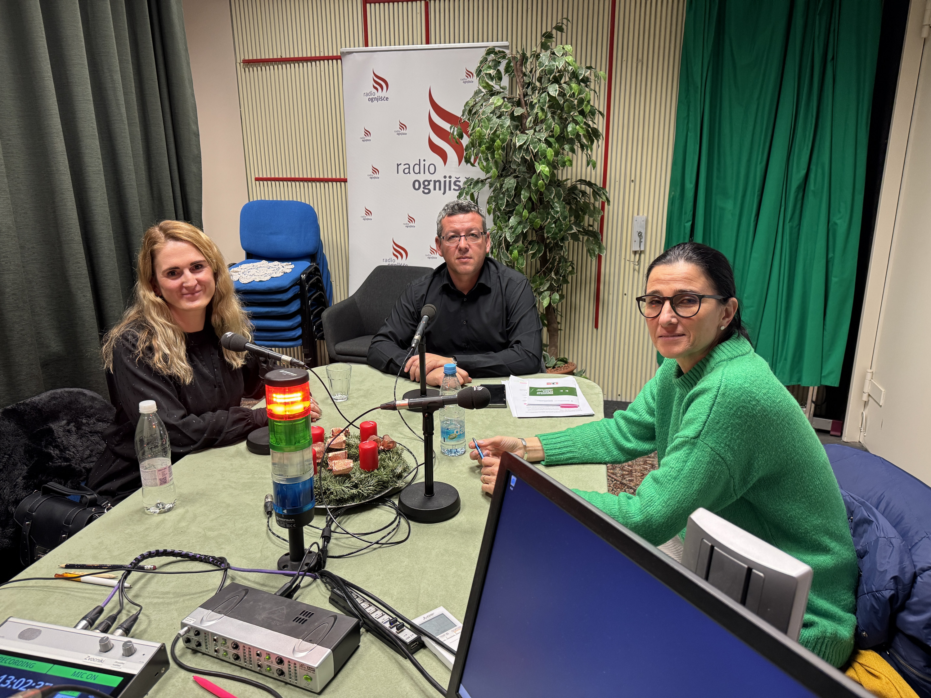 Od leve proti desni: Manca Raušl, Roman Pečnik in Magdalena Strmšek Buh