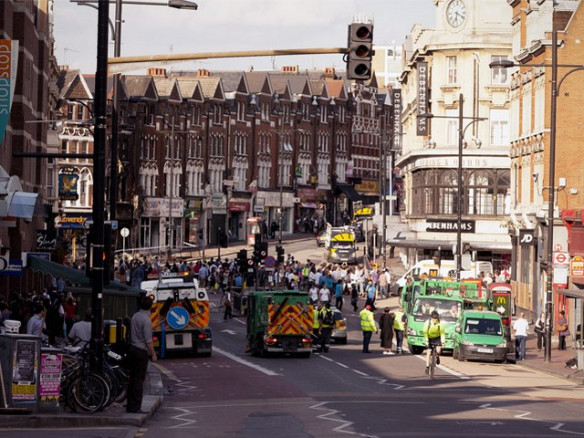 Čiščenje londonskih ulic po štirih nočeh nemirov