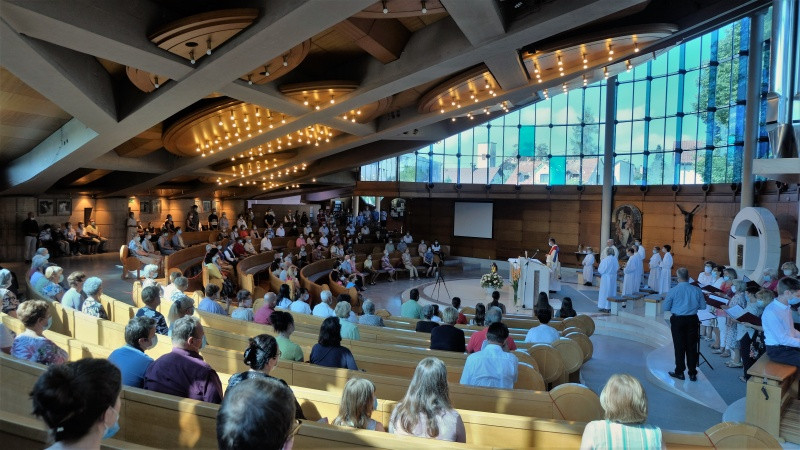 Zbrani pri sv. maši
