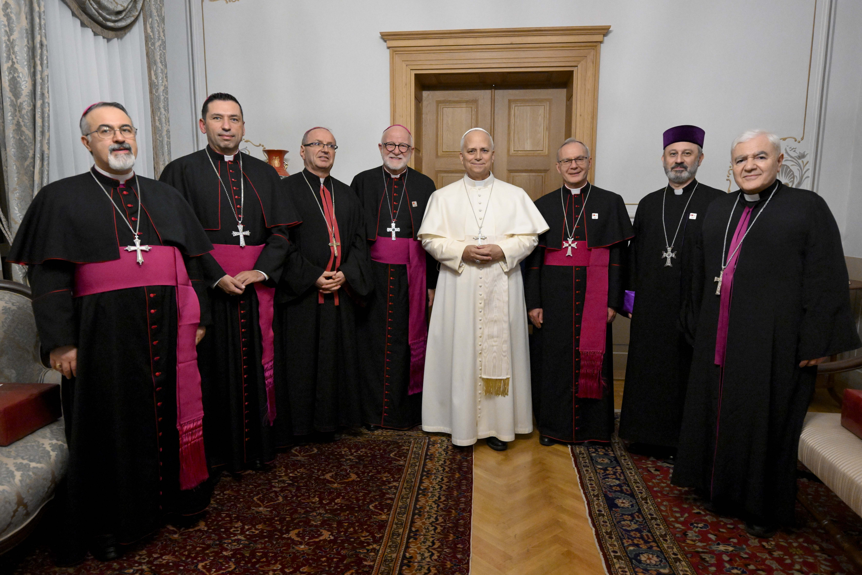 Papež Leon XIV. in člani Turške škofovske konference (levo od papeža nadškof Martin Kmetec)