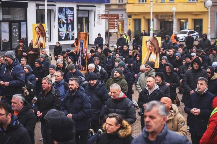 V molitvi na kolenih na Trgu Bana Josipa Jelačića