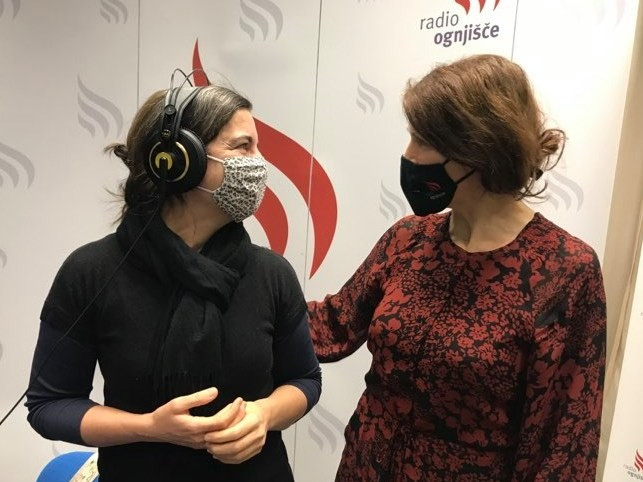Gostja in voditeljica Nataša Ličen v sproščenem klepetu po oddaji.