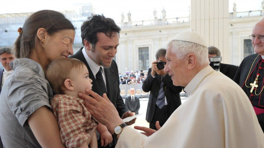 Chiara z možem in sinom na avdienci pri papežu Benediktu XVI. le nekaj mesecev pred smrtjo