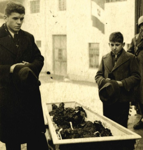 Jože in Vinko ob ostankih zoglenelih trupel mame in očeta ter štirih bratov in sestre.