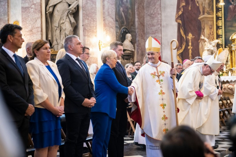 K bogoslužju so prišli tudi nekateri vidnejši predstavniki družbenega in političnega življenja ter diplomatskega zbora.