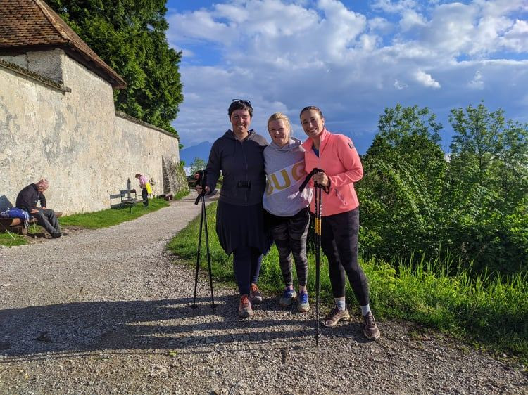 Namesto klepeta ob kavi rajši izvajamo klepet na poti na Šmarno goro. Ob sedmih na vrhu ni gneče!