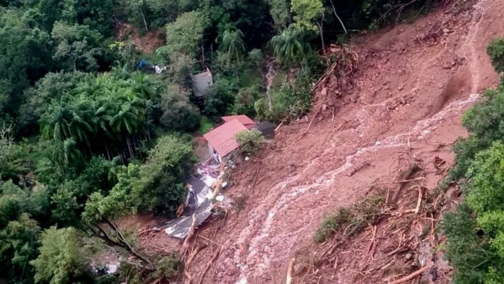 Poplave so sprožile številne plazove