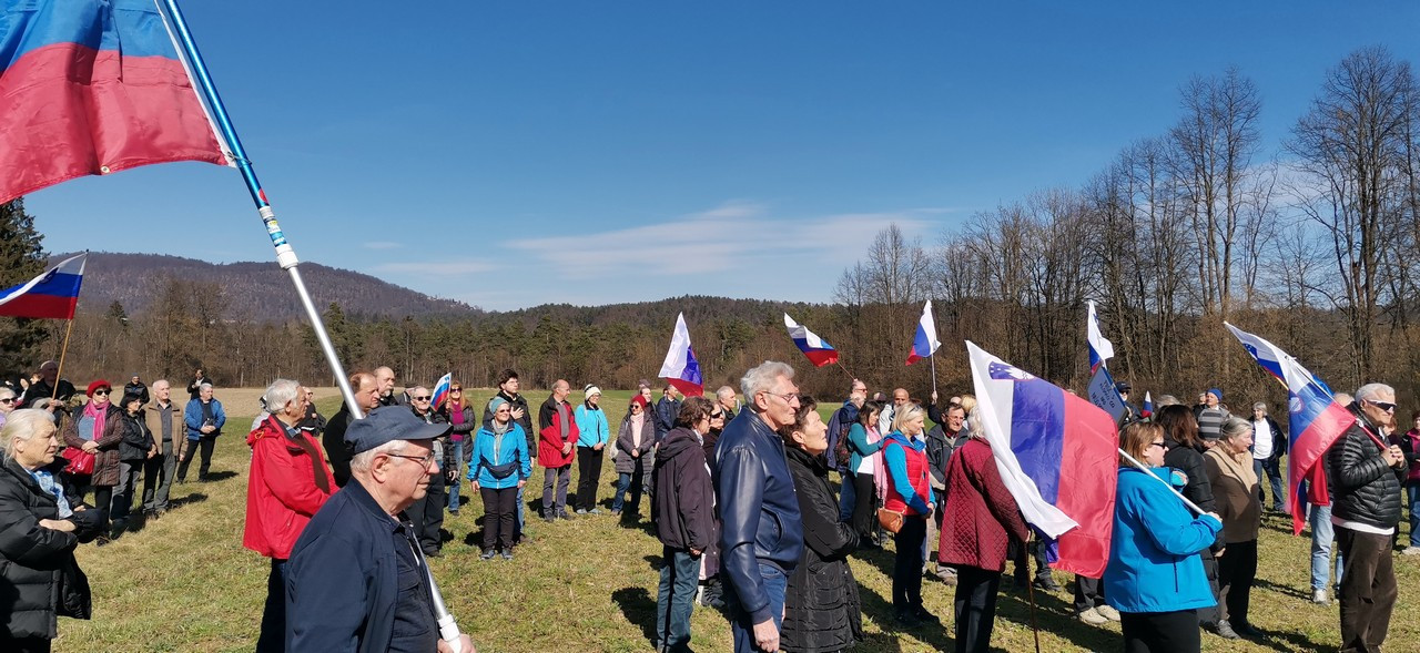 Protest kmetov, lastnikov in ljudi, ki zahtevajo čisto pitno vodo - gradbišče kanalizacije C0