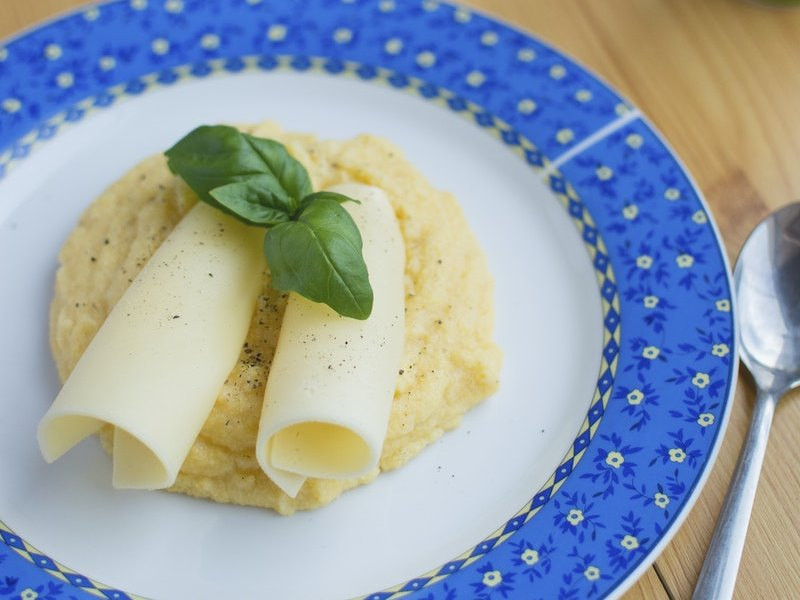 Polenta kot zajtrk, glavna jed, priloga, večerja. Vsestransko uporabna. Jo kaj kuhate?