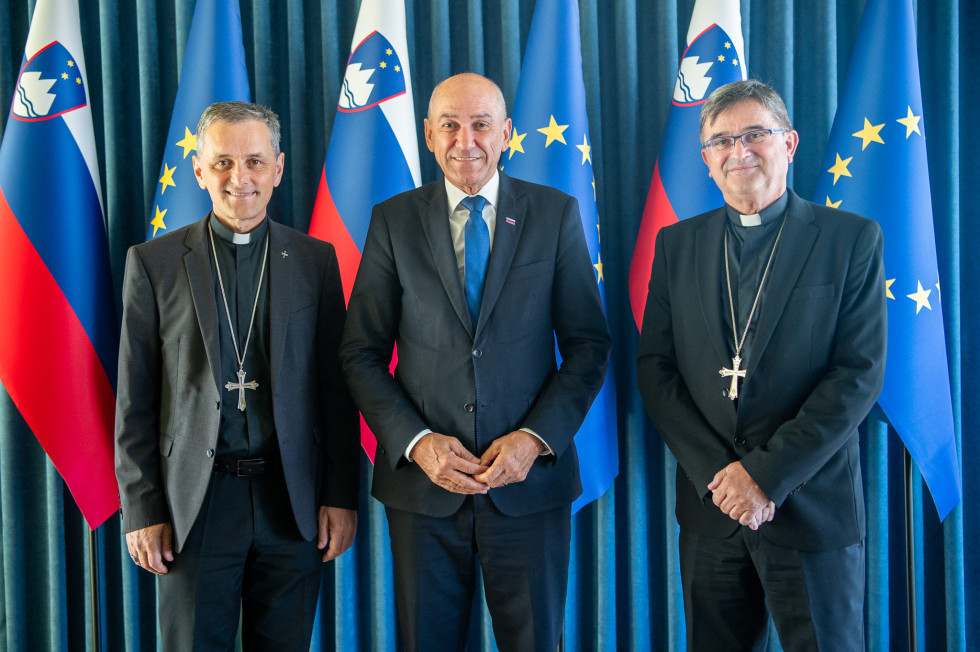 Predsednik vlade Janez Janša s škofoma Andrejem Sajetom in Maksimiljanom Matjažem
