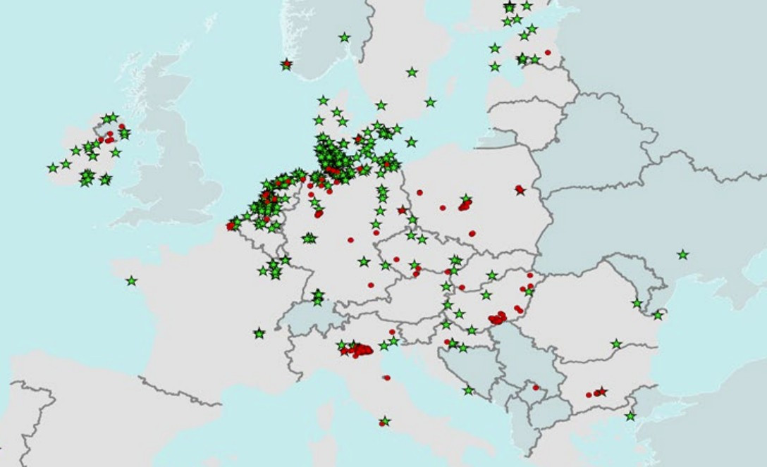 Ptičja gripa: Stanje na dan 10. 12. 2021. Okužbe v rejah so označene z rdečo piko, pri divjih živalih pa z zeleno zvezdico.