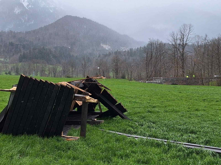 Uničena avtobusna postaja
