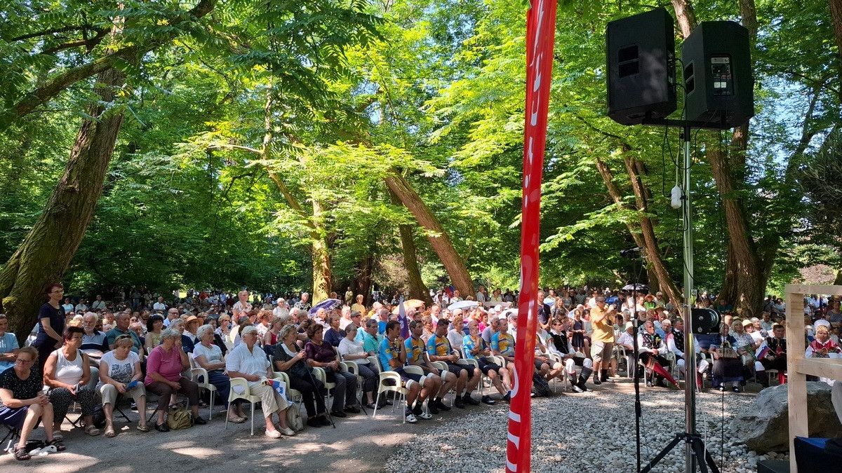 Zbranih približno 3.500 ljudi