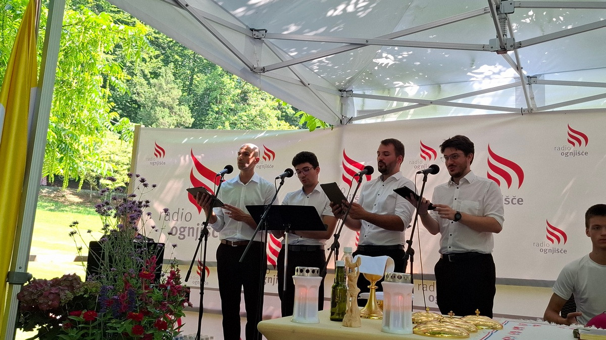 Bogoslužje obogatili radijski pevci: Andrej Jerman, Mark Gazvoda, Jakob Čuk in Štefan Iskra