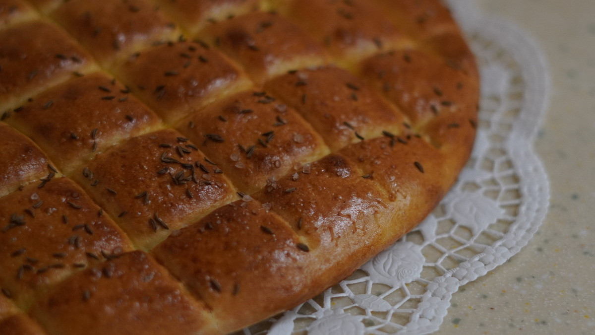 Sedemkrat zarezana, s kumino in grobo slovensko soljo