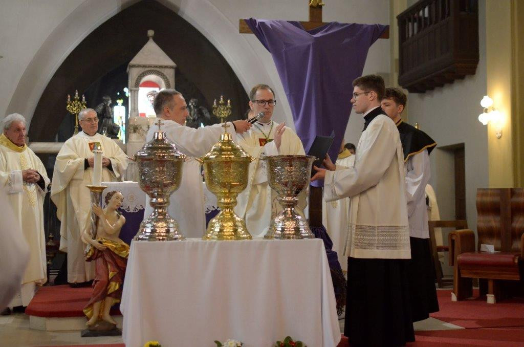 Krizmena maša v murskosoboški stolnici