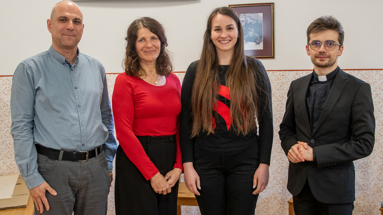 Prof. dr. Samo Repolusk, ravnatelj Škofijske gimnazije A. M. Slomška, Nataša in Maja ter Klemen Gartner, zavodski kaplan in profesor.