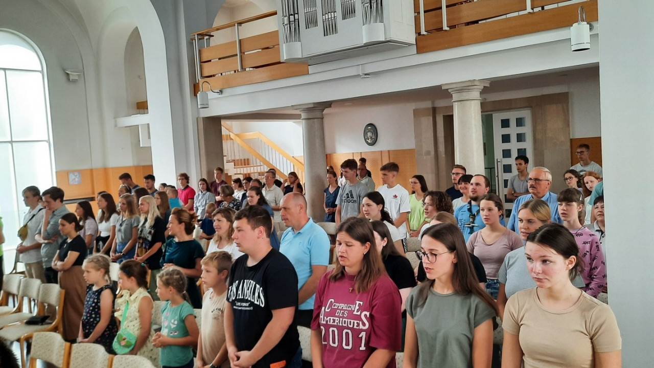 Os jovens reunidos para a Santa Missa antes da partida para Lisboa