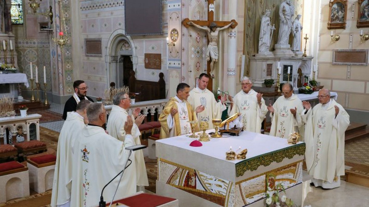 Somaševanje več duhovnikov je vodil škof Andrej Saje