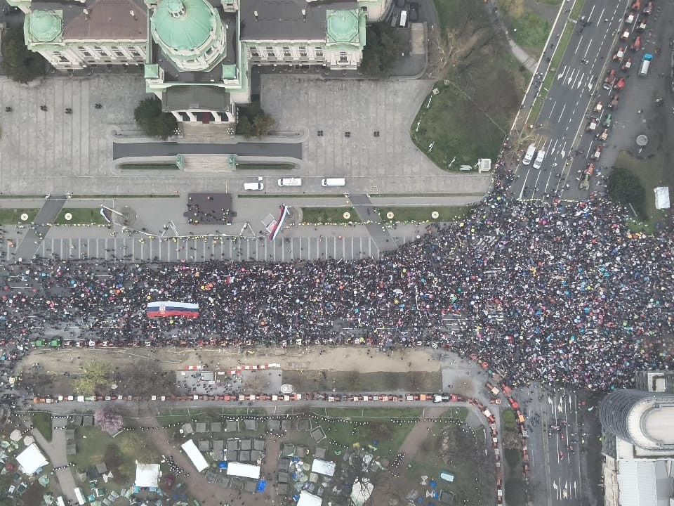 Studenti v blokadi in drzavljani, ki jih podpirajo, so se danes zbrali na stirih lokacijah v Beogradu.Zbor vseh v srediscu Beograda.