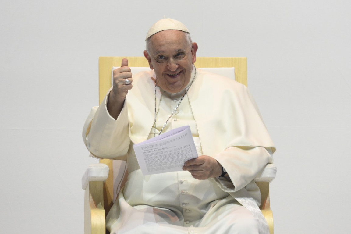 Papež med nagovorom mladim